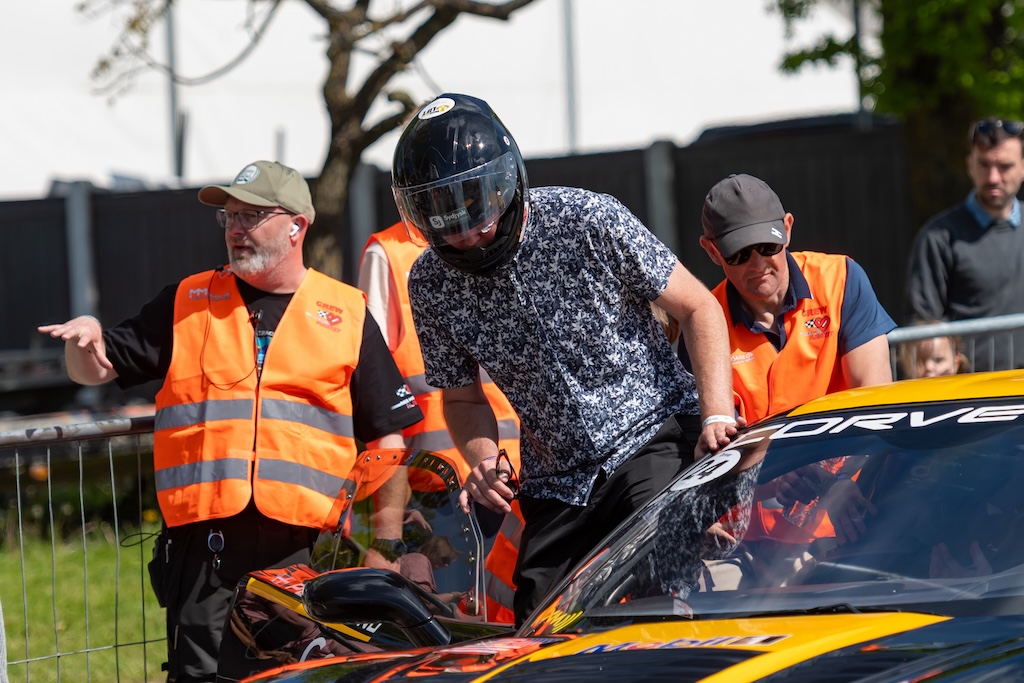 Tilskuerne betalte i alt 618.900 kroner for at sætte sig i passagersædet i en racerbil ved Classic Race Viborg.
(Foto: Classic Race Viborg Fototeam)